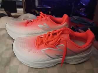 Ladies New Balance tennis shoes