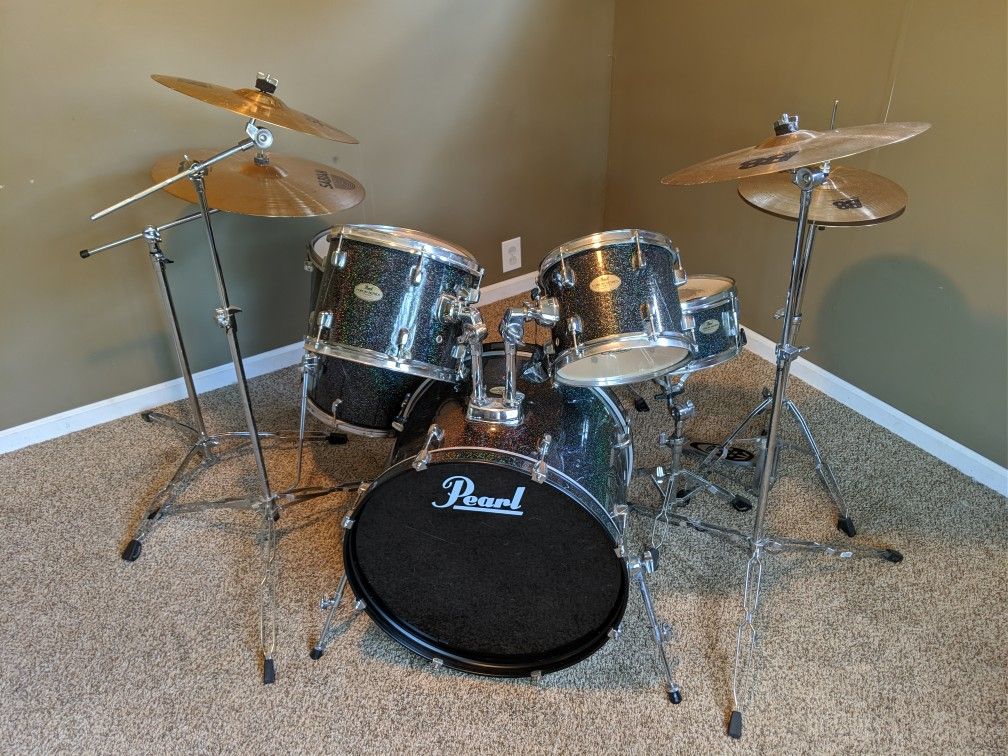 Pearl Forum Series 5-piece drum set with Sabian Rock Cymbals