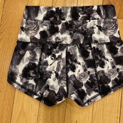 LULULEMON WOMENS s 6 But Fits s 4