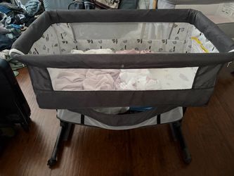 Like new bassinet with 6 fitted sheets