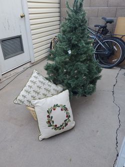 Nice 4 Foot Xmas Tree And 2 Christmas Pillows Like New