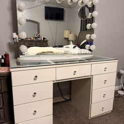 Vanity Desk With Mirror 