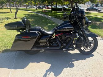 2017 Harley Davidson FLHXS w/ CVO EXTRAS