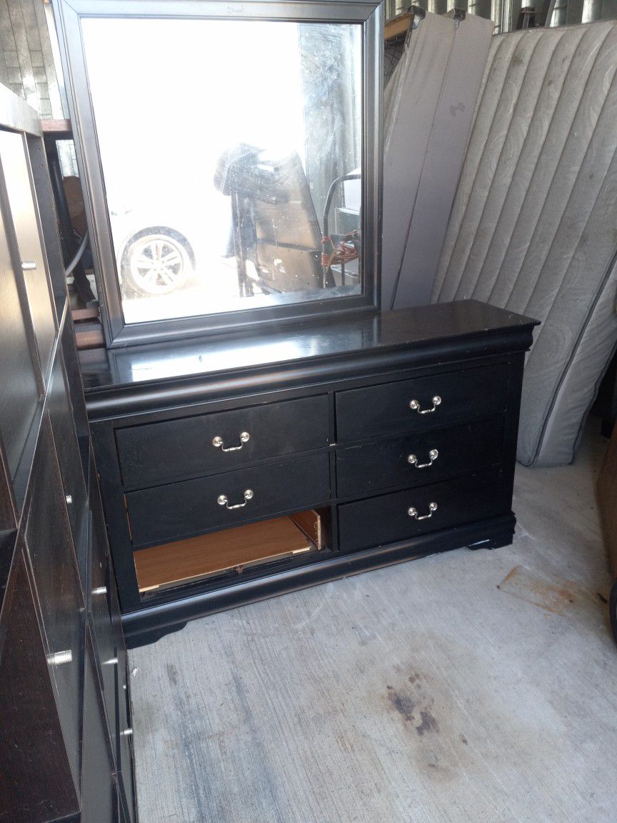 Black Dresser With Mirror 