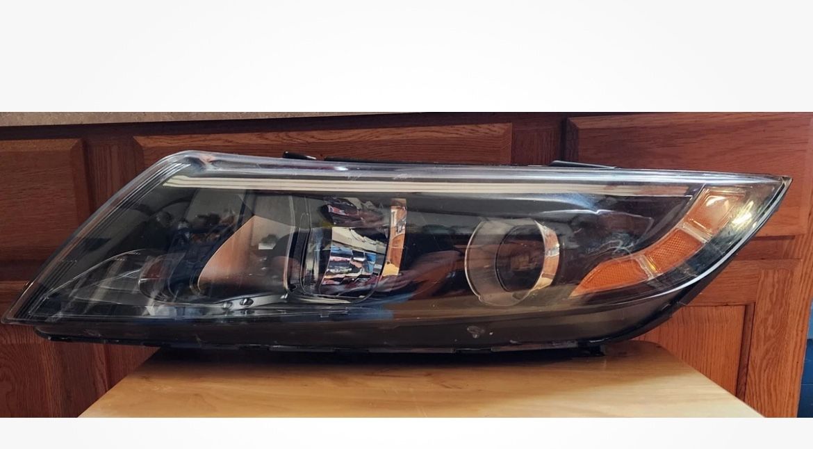 OEM Xenon Headlight Lamp – Left (Driver) Side Fits: 2011, 2012, 2013 Kia Optima Part Number: 92102-2TXXX Condition: Brand New (Never