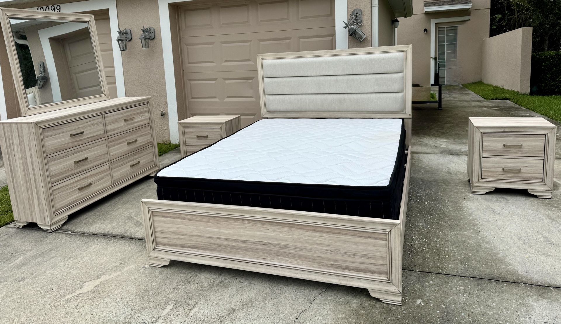 Gorgeous Queen Bedroom Set 