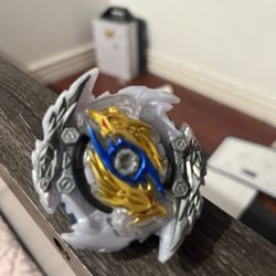 Zwei Longinus Pro Series Beyblade