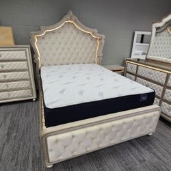5 Pieces Bedroom Set. Price Is For Financing Approval Downpayment. Ask Full Price.