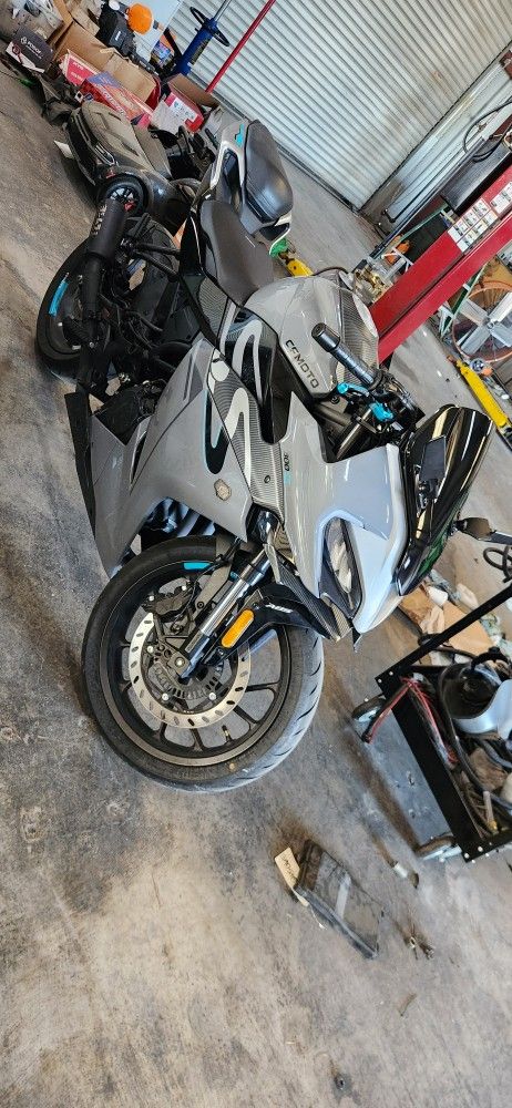 2023 Cfmoto 300ss