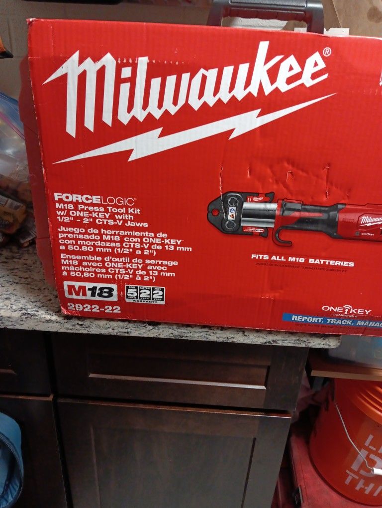 Milwaukee Force Logic M18 Press Tool Kit W/ One Key With 1/2 " 2" cts V Jaws