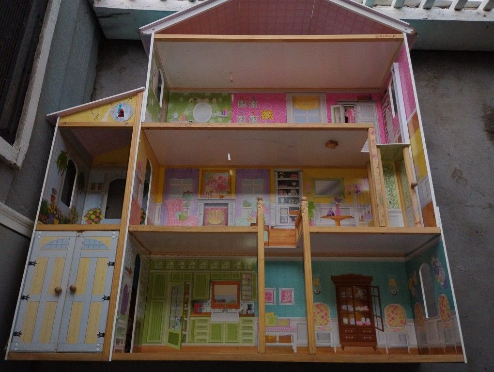 Play Doll House