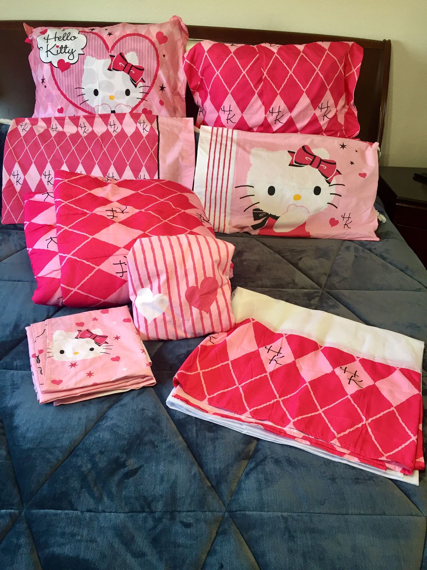 HELLO KITTY 10- PIECE REVERSIBLE BEDDING SET (FULL SIZE)