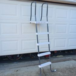 Pool ladder