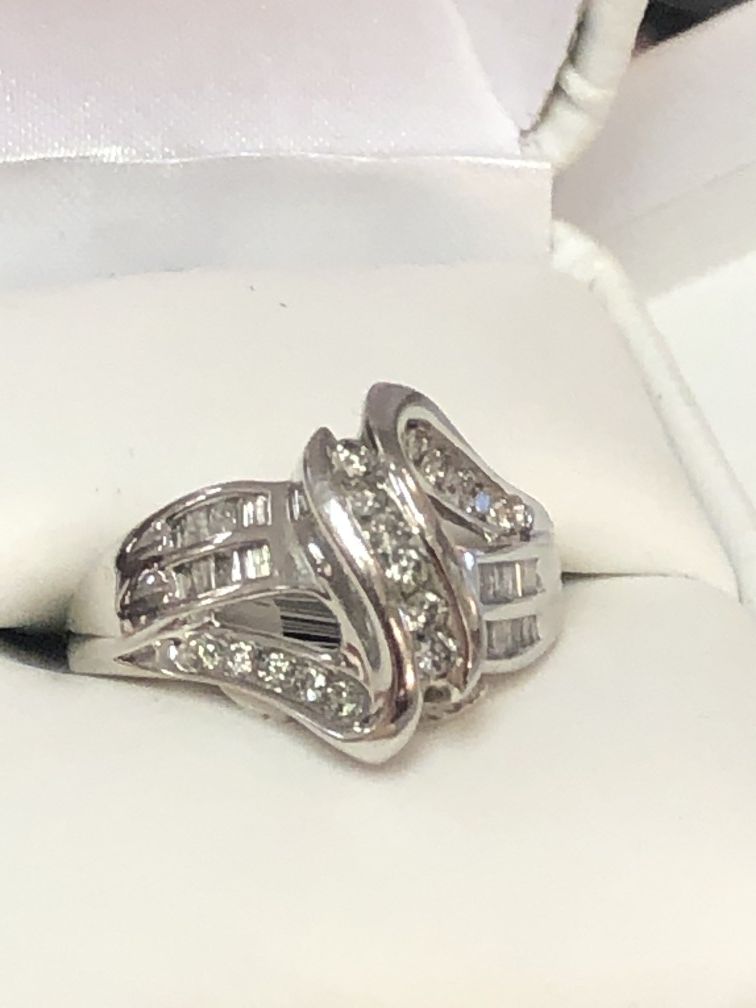 14K WHITE GOLD DIAMOND RING SZ ,7