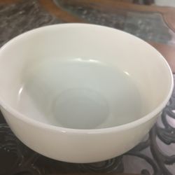 VINTAGE WHITE BOWL LIKE NEW