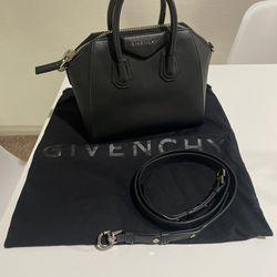 Givenchy - Mini Antigona bag in Box leather