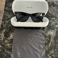 Oakley, frog skin XL women’s sunglasses and brand new condition never worn.