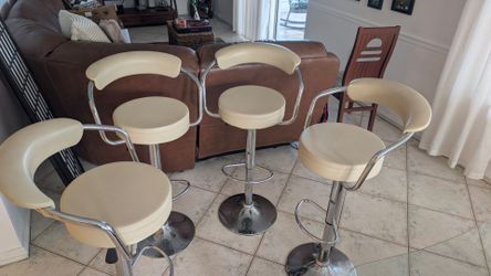 Set of 4 Adjustable Swivel Bar Stools – Counter/Bar Height // Juego de 4 taburetes giratorios de altura regulable para barra o encimera