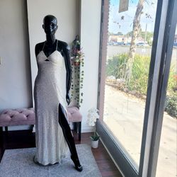 SO GLAM!! Ivory with silver sequins, front slit and open back, fabric is stretchy and flattering, adjustable spaguetti straps.

Size: Large