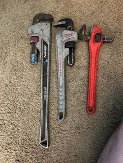 Pipe wrenches