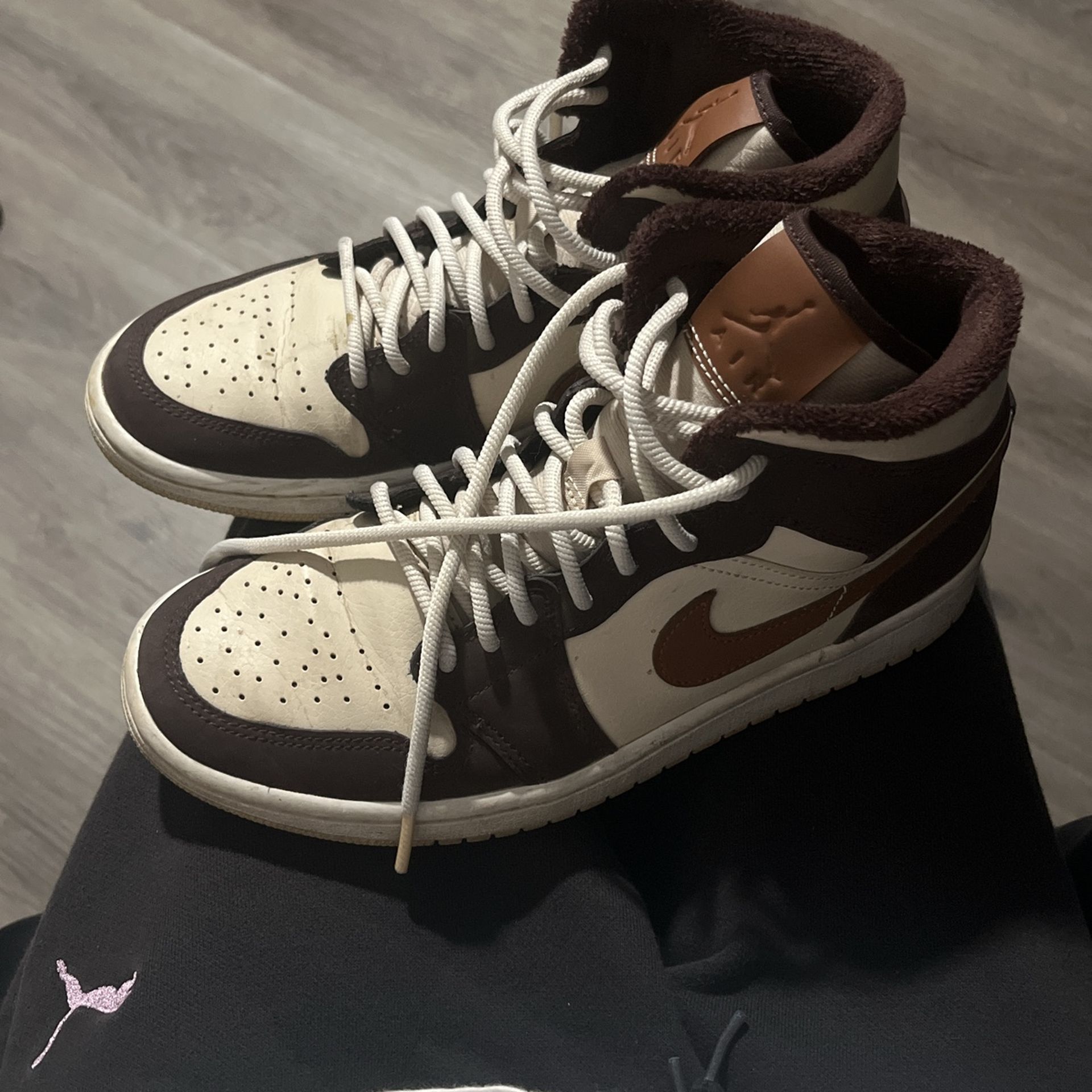 Wmns Air Jordan 1 Mid SE 'Cream Dark Chocolate'