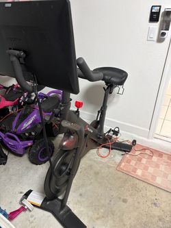 Peloton bike (really good condition)