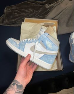 Air Jordan 1 High Hyper Royal Sneakers