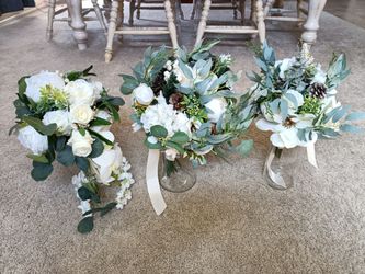 3 Ivory Bridal Bouquets of artificial flowers White, vases not included

Condition is used twice
$60 for largest bouquet
$20 for 2 smaller bouquets

M