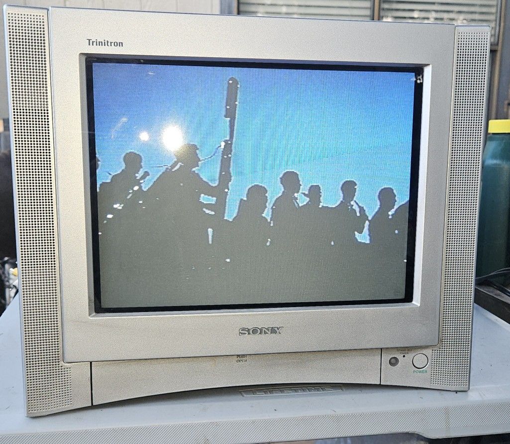 Sony Trinitron KV-13FS100 13” flat Color CRT Television with Remote