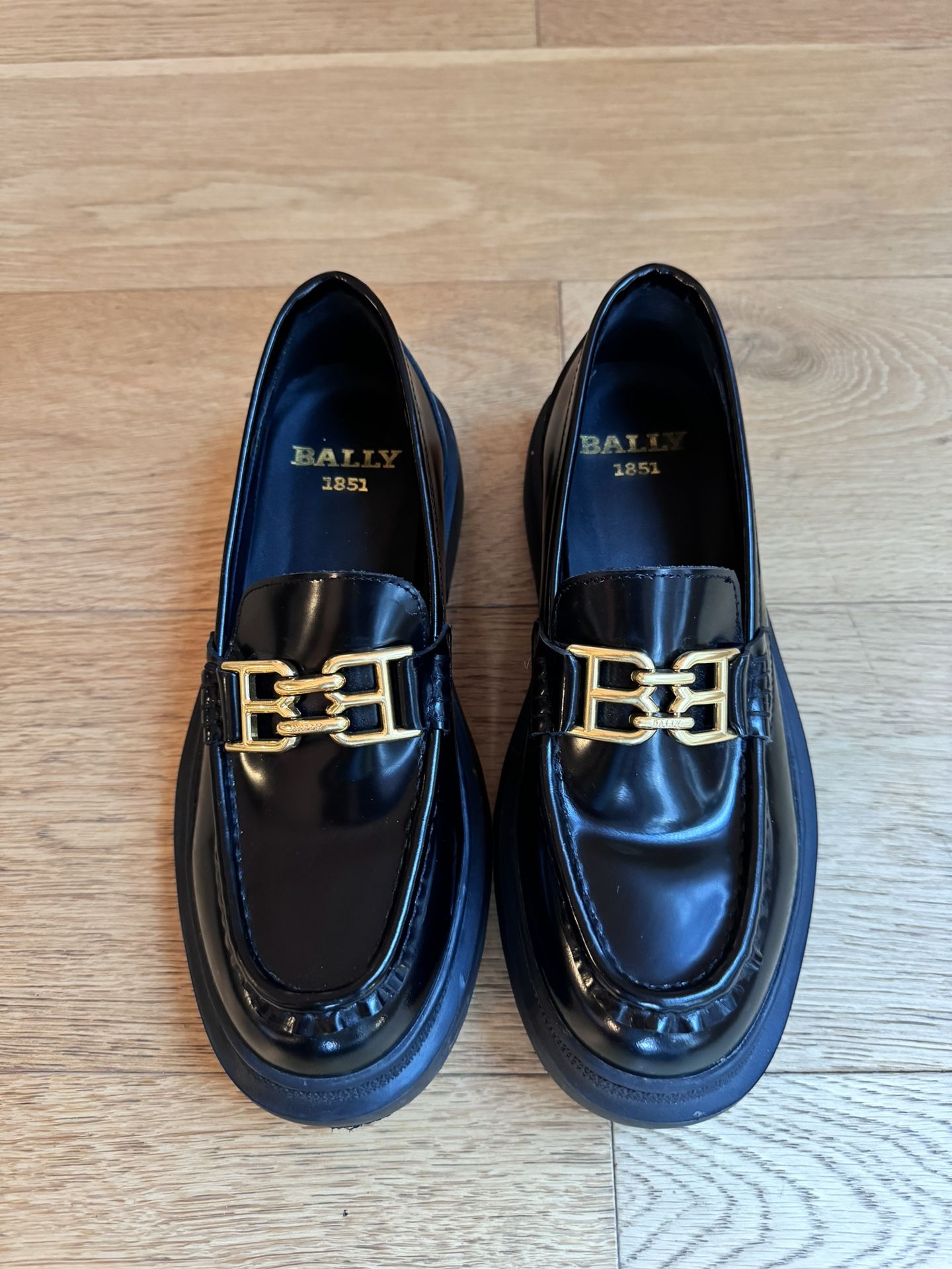 Bally logo-charm leather loafers