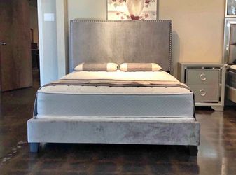 NEW IN BOX)Full Size Grey Tufted Bed Frame