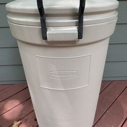 Rubbermaid Bruiser Trash Can