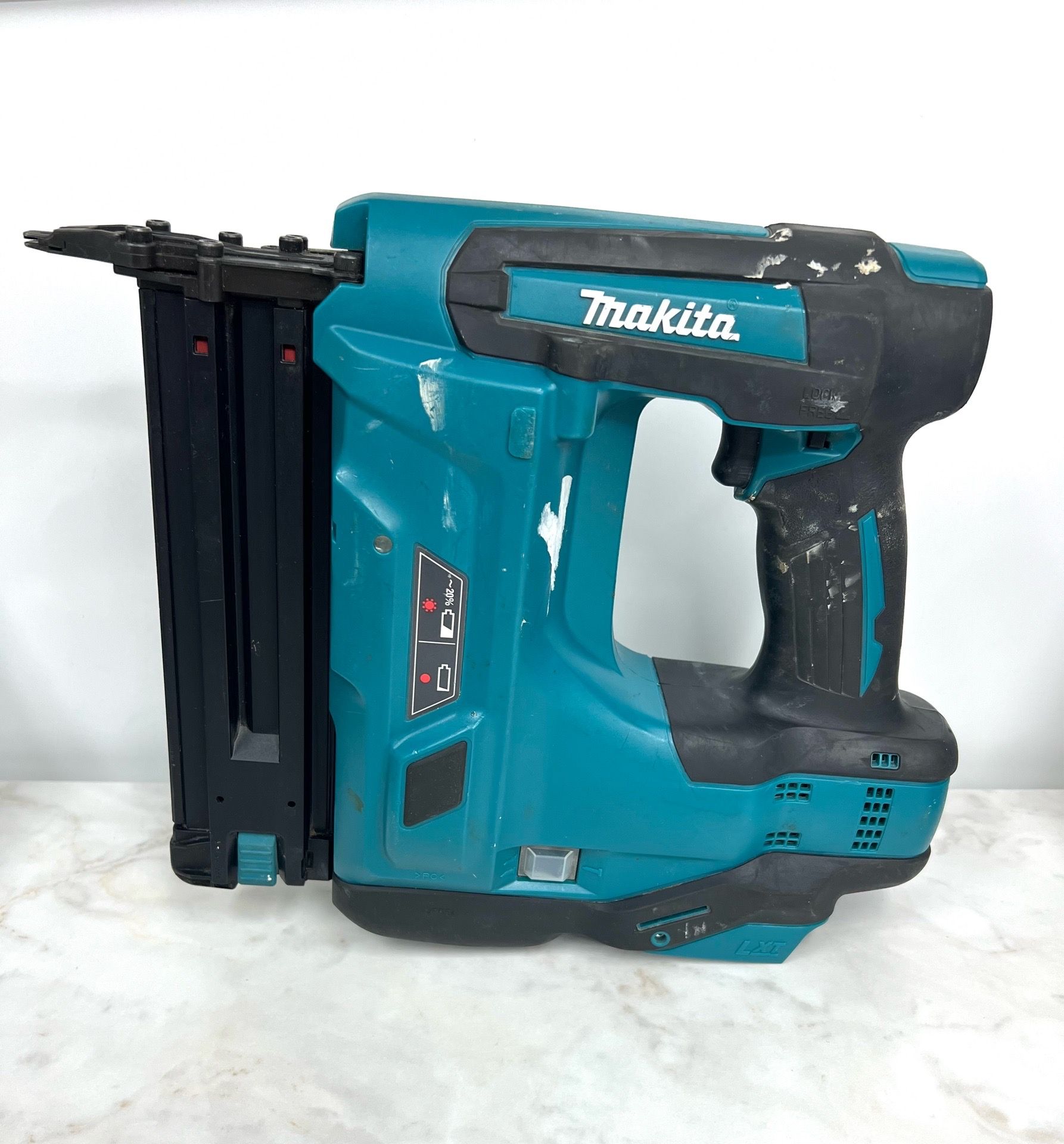 Makita XNB01 18V finish nailer good condition— tool only