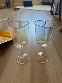 Set of 2 elegant iridescent heart-shaped wine glasses with gold trim