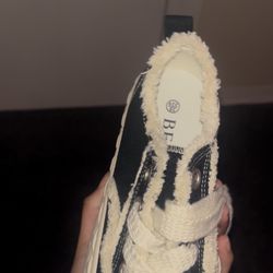 Casual black breathable fashion sneakers a size 5