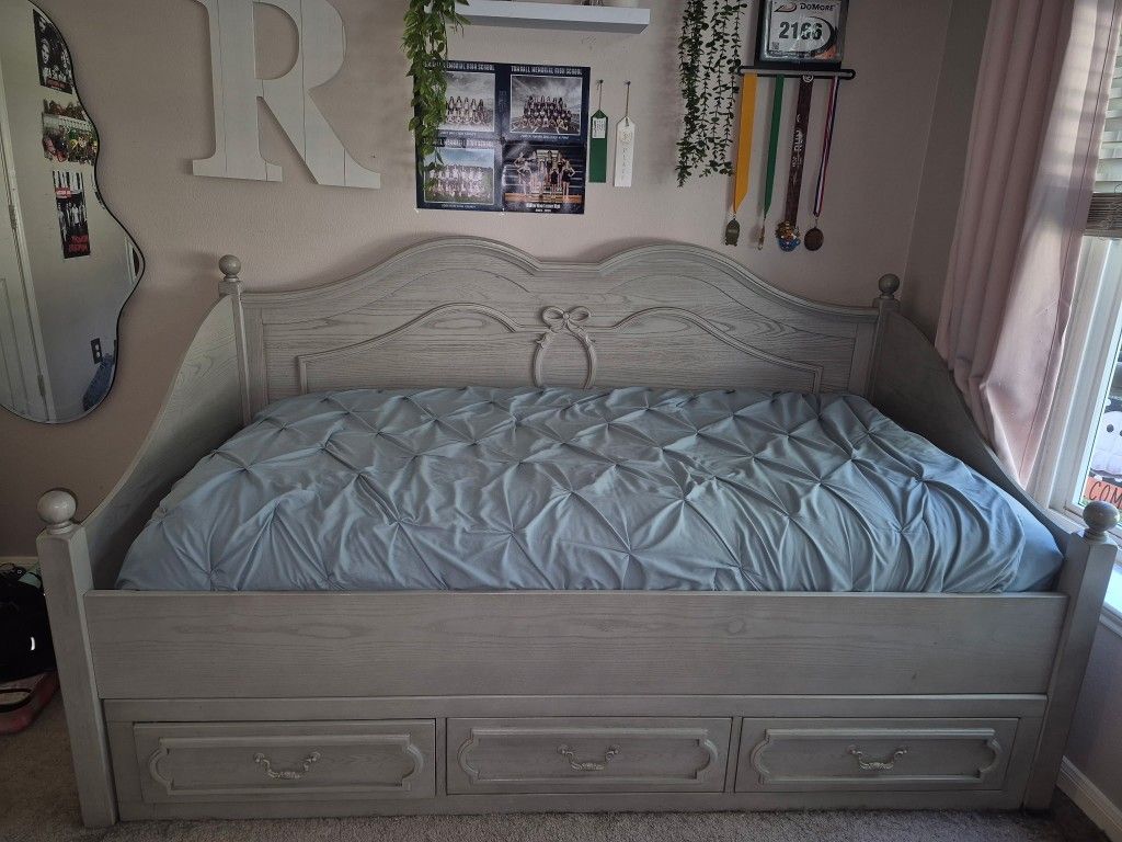 Light Grey Bedroom Set 
