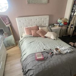 Full Bed Selling All That Shown In Picture No Mattress Included And Slabs Under Mattress Are Broke 