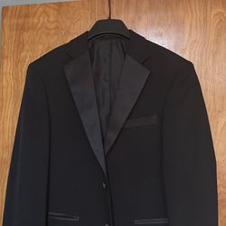 Men’s Genelli Tuxedo Size 36S