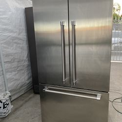 Fisher Paykel beautiful stainless steel refrigerator looks like new French door everything works perfectly first come first served 