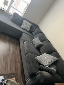 Gray Sectional Couch w/ Chaise – Good Condition