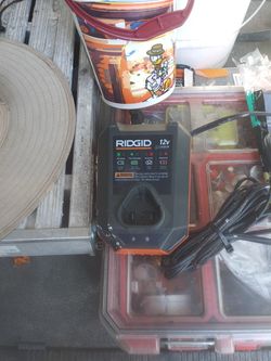 Cargador riggid 12 vols en buenas condiciones