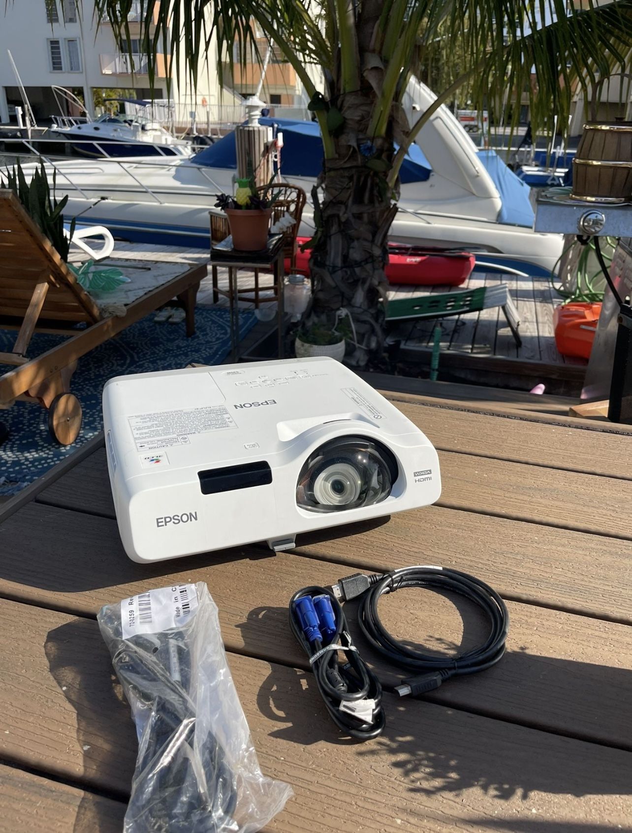 EPSON 520 Short Throw Projector