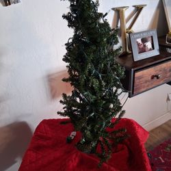 SMALL ARTIFICAL CHRISTMAS TREE 3FT. DONT USE ANYMORE