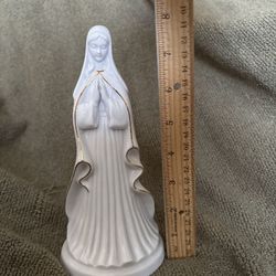 Madonna Musical Figurine W/Gold Trim And Shamrocks.  Plays The Jewel Of The  Madonna 