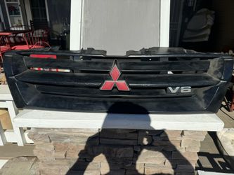 2002 Mitsubishi Montero Grille