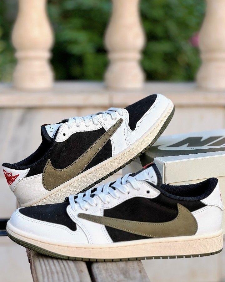 A pair of very good sneakers