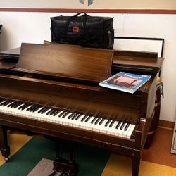 Grand piano 