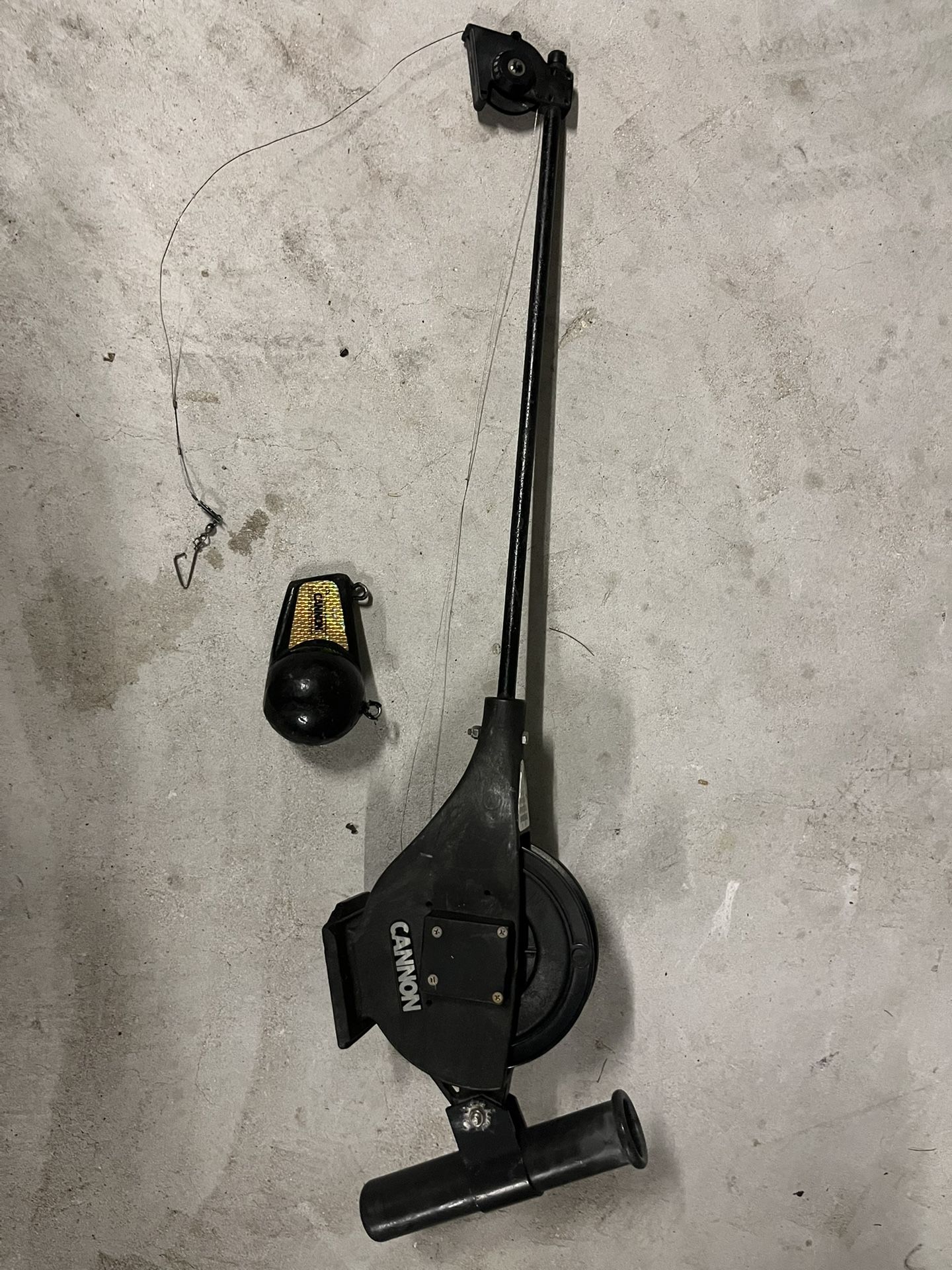Cannon sport-troll manual down rigger with 12lb Cannon weight