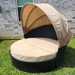 Outdoor 2-piece lounge.  Make Reasonable Offer.