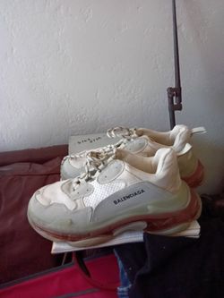 Tennis shoes